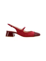 Zapato destalonado rojo con puntera charolada color borgoña, taco cuadrado forrado y tira sobre el empeine con hebilla.