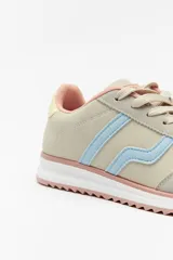 Zapatillas beige con recortes en gamuza de diferentes tonos, cordones y suela irregular blanca con detalle rosa.