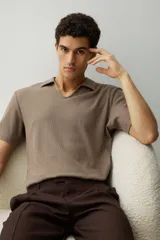 Remera marrón de punto texturizado de mezcla de algodón con cuello y miniabertura en V. Corte estándar.