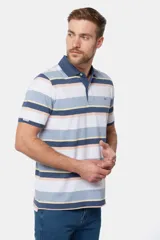 Remera polo de hombre rayada, confeccionada en jersey de algodón. Tiene botones personalizados y logo bordado en el pecho.