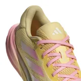 Championes Adidas Supernova Stride, color amarillo con detalles en rosa y blanco, ideales para running.