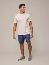 Remera azul marino de algodón con cuello redondo y logo bordado en el pecho.