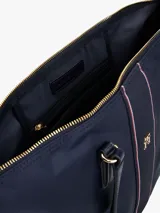 Bolso tote azul marino de nailon con cierre de cremallera, doble asa superior, bolsillo interior con cremallera, dos bolsillos interiores abiertos e insignia del monograma TH en la parte delantera.