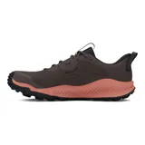 Championes de trail running Under Armour Charged Maven Trail, color marrón con detalles en naranja y negro. Diseñados para senderos, con capellada de malla transpirable, entresuela Charged Cushioning para amortiguación y suela de goma con tacos para tracción.