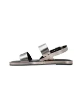 Sandalias plateadas de cuero con doble tira, pulsera de ajuste con hebilla metálica y suela plana.