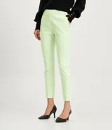 Pantalón de vestir color verde claro, de corte recto, con bolsillos laterales y traseros.