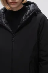 Campera acolchada color marrón topo, con capucha y cierre frontal.
