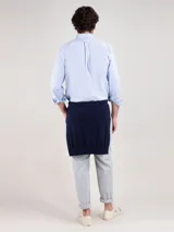 Camisa celeste de hombre, marca El Ganso, de corte regular fit, cuello button-down, manga larga con puño simple y logo bordado en el pecho. Confeccionada en tejido oxford compuesto por 93% algodón y 7% algodón reciclado.