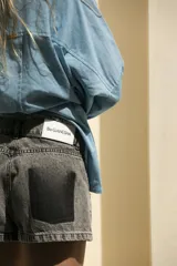 Short de jean celeste con efecto degradé simulando los bolsillos y terminación desflecada.