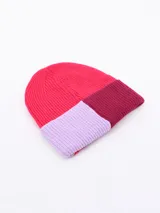 Gorro de lana beige con borde inferior doblado color crema.