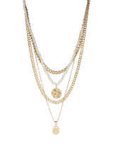 Set de cuatro collares dorados de diferentes largos. Incluye un collar de perlas, dos collares de cadena de eslabones y un collar con dije de moneda.