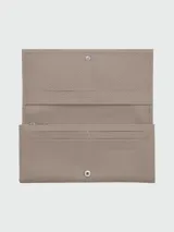 Billetera larga color gris con textura granulada y cierre metálico plateado.