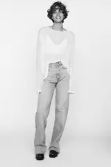 Pantalón de jean gris de corte wide leg, tiro alto y largo hasta el tobillo.