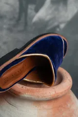 Sandalias Agnes Lenoble de terciopelo azul con ribete dorado y plantilla de cuero marrón.