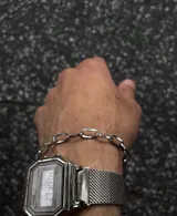 Pulsera plateada de eslabones alargados.