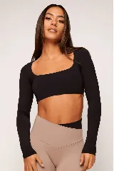 Top deportivo negro de manga larga, confeccionado en poliamida y elastano.