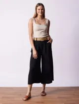Pantalón capri negro de gasa bambula marca Dictionary. Tiene pretina ancha, pretina trasera elastizada y bolsillos delanteros. El modelo es de pierna ancha e incluye cinturón.