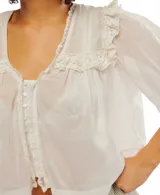 Blusa blanca de algodón con escote en V, mangas cortas y detalle de bordado tipo encaje.