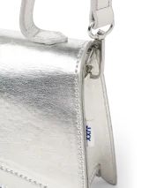 Bolso bandolera plateado de poliuretano con correa ajustable y solapa.