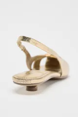 Sandalias doradas con tiras cruzadas en el empeine, tira trasera y tacón kitten heel.