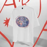 Remera blanca de corte holgado con estampado de dragones en círculo con texto 'No Art Uruguay' y 'Castillo de Piria'.