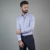 Camisa celeste de vestir, de corte clásico y manga larga.