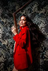 Blazer rojo de crepe elastizado, con solapas de muesca, corte recto y bolsillos laterales.