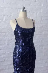 Vestido corto de fiesta con lentejuelas color azul.