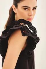 Remera negra de jersey de algodón con calce recto, escote redondo y doble volado de broderie en mangas.