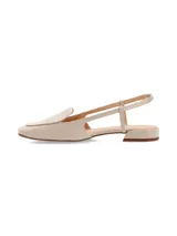 Zapato destalonado color beige, con punta semi-cuadrada, vivo al tono en cuero charol y taco bajo forrado.