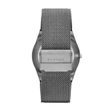 Reloj SKAGEN modelo MELBYE con caja de titanio plateada de 40mm y malla metálica plateada. Tiene esfera gris carbón mate con números en 12 y 6, movimiento de cuarzo de tres agujas con función día-fecha y cristal mineral resistente. Resistencia al agua 5 ATM.