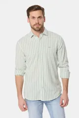 Camisa de manga larga con cuello camisero y botones frontales. Presenta un patrón de rayas verticales alternando verde claro y blanco.