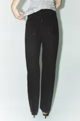 Pantalón de jean celeste, de tiro alto, corte mom fit, con cinco bolsillos y cierre frontal con cremallera y botón metálico.