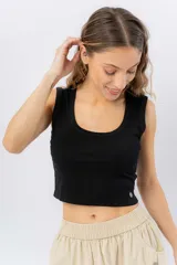 Musculosa corta negra con cuello cuadrado y tiras anchas.