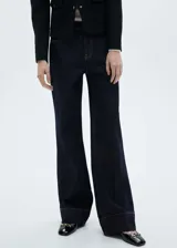 Pantalón de jean azul oscuro, de tiro medio y corte wide leg.