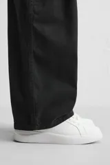 Zapatillas deportivas blancas, de estilo minimalista, con cordones y suela gruesa.
