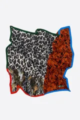 Pañuelo cuadrado de poliéster reciclado con diseño de patchwork que combina diferentes estampados animales como leopardo y serpiente. Presenta bordes en contraste de colores negro, rojo y verde.
