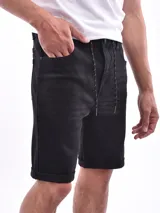 Bermuda de jean color celeste con roturas y cordón ajustable en la cintura.