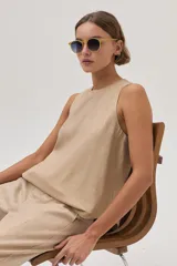 Musculosa color beige de lino metalizado, con escote redondo y sin mangas.