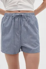 Short de viscosa a rayas verticales azules y blancas, con cintura elastizada y cordón ajustable.