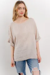 Blusa verde oliva de lino, de corte holgado, mangas 3/4 y cuello redondo.