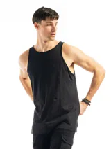 Musculosa lisa negra de algodón, corte clásico y cuello redondo.