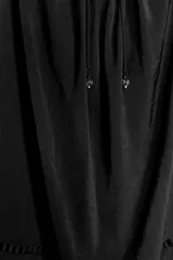 Vestido midi negro de tirantes finos con escote recto y detalle de bordados perforados a tono.