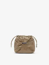 Bolso tipo cubo para mujer con forma fruncida y acabado en cuero brillante. Presenta el logotipo 'D' metálico en el centro y cordones ajustables con detalles metálicos. Incluye múltiples bolsillos internos.