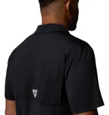 Remera tipo polo Columbia Skiff Cast para hombre, color negro, con logo de la marca en el pecho. Confeccionada con tejido transpirable Omni-Wick™ y protección solar Omni-Shade™ UPF 50.