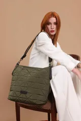 Cartera capitoneada color negro, con diseño geométrico y asa resistente. Amplia y cómoda, ideal para el uso diario.