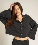 Cardigan negro de canalé ancho con ajuste relajado, hombros caídos y botones frontales.
