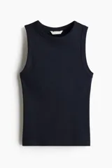 Musculosa azul marino de punto acanalado de algodón, corte ajustado, con cuello redondo y sisas ribeteadas.