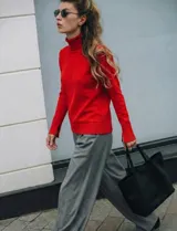 Polera de punto fino marca Nienty, color rojo, con cuello alto y mangas largas con detalle de tajo en los puños.