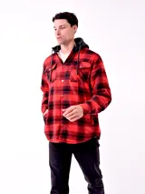 Campera tipo camisa de franela a cuadros blancos y negros, con capucha gris y forro de piel sintética color crema.